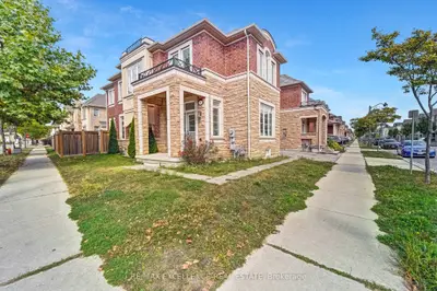 Att/Row/Townhouse in Oakville