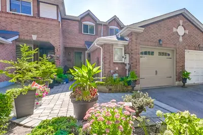 Att/Row/Townhouse in Mississauga