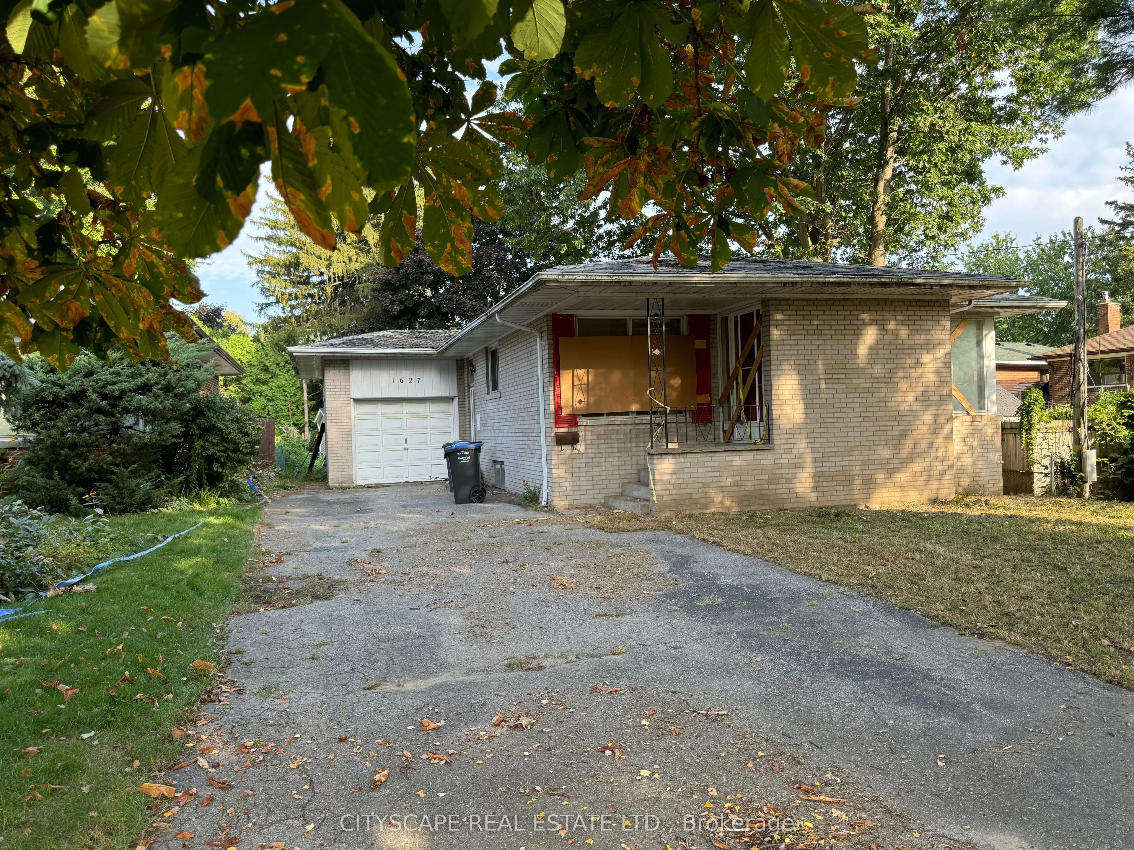 1627 Tarn Road, Mississauga, On L4x 1b2