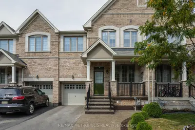 Att/Row/Townhouse in Brampton