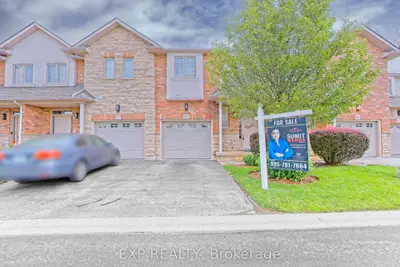 Condo Townhouse in Burlington