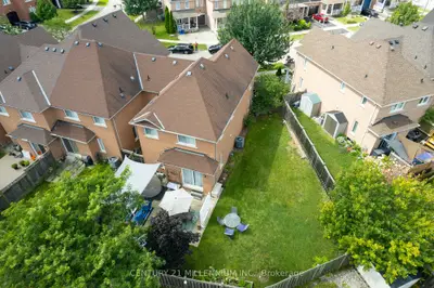 Att/Row/Townhouse in Oakville