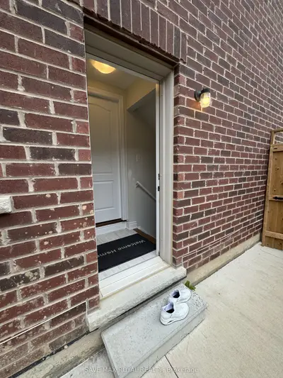 Att/Row/Townhouse in Brampton
