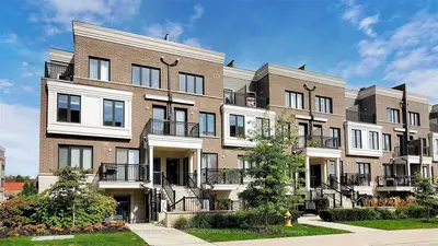 70 Eastwood Park Gardens 10, Toronto W06, On M8w 0b2