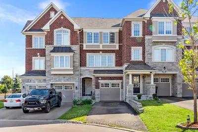 Att/Row/Townhouse in Brampton