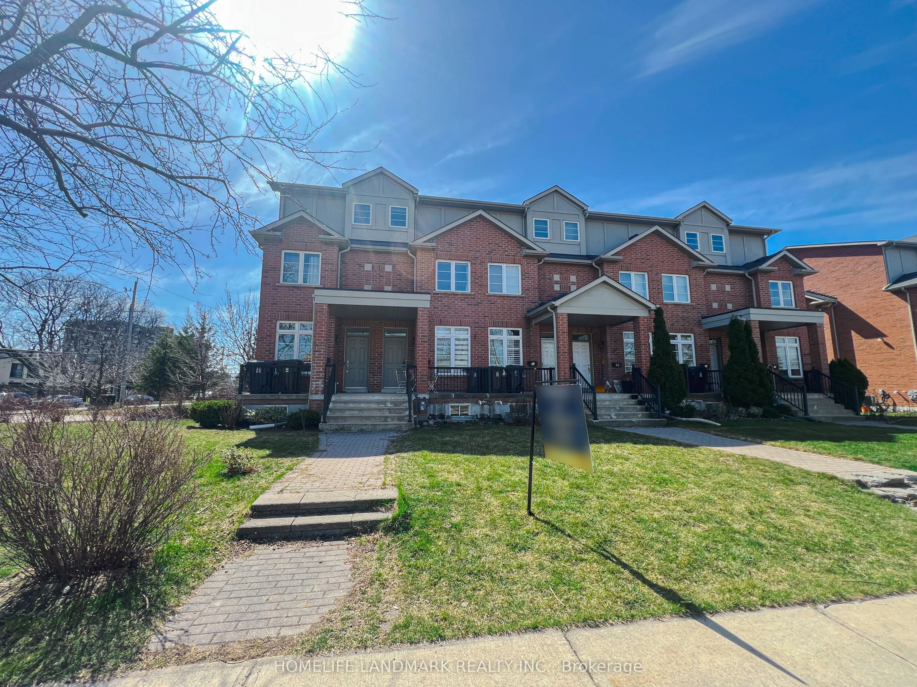 Att/Row/Townhouse in Toronto
