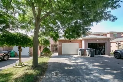 Att/Row/Townhouse in Brampton