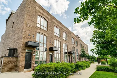 Att/Row/Townhouse in Toronto