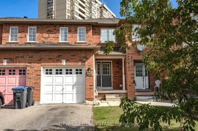 Att/Row/Townhouse in Brampton