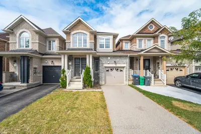 Att/Row/Townhouse in Brampton