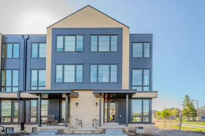 Condo Townhouse in Burlington