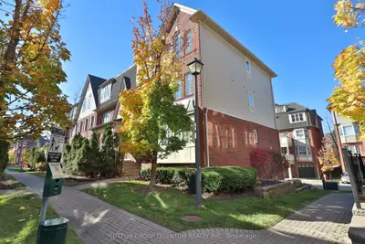 704 Neighbourhood Circle 2, Mississauga, On L5b 0a6