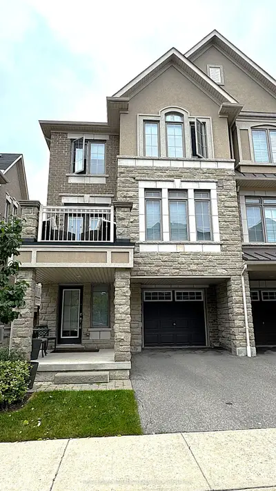 Att/Row/Townhouse in Oakville