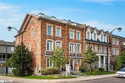 Att/Row/Townhouse in Toronto