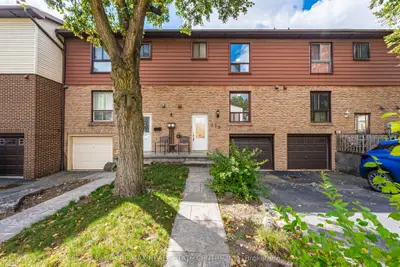 Condo Townhouse in Milton