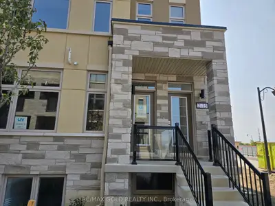 Att/Row/Townhouse in Brampton