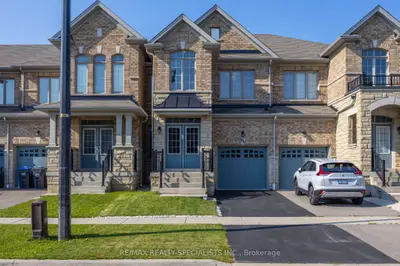 Att/Row/Townhouse in Brampton