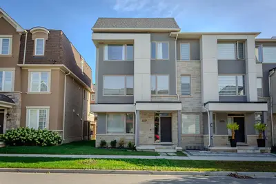 Att/Row/Townhouse in Oakville
