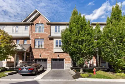 Condo Townhouse in Burlington
