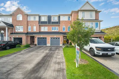 Att/Row/Townhouse in Brampton