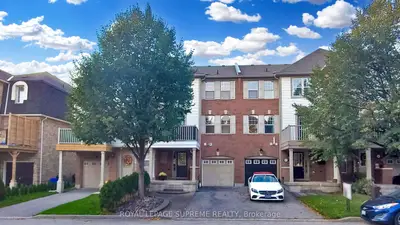 Att/Row/Townhouse in Oakville