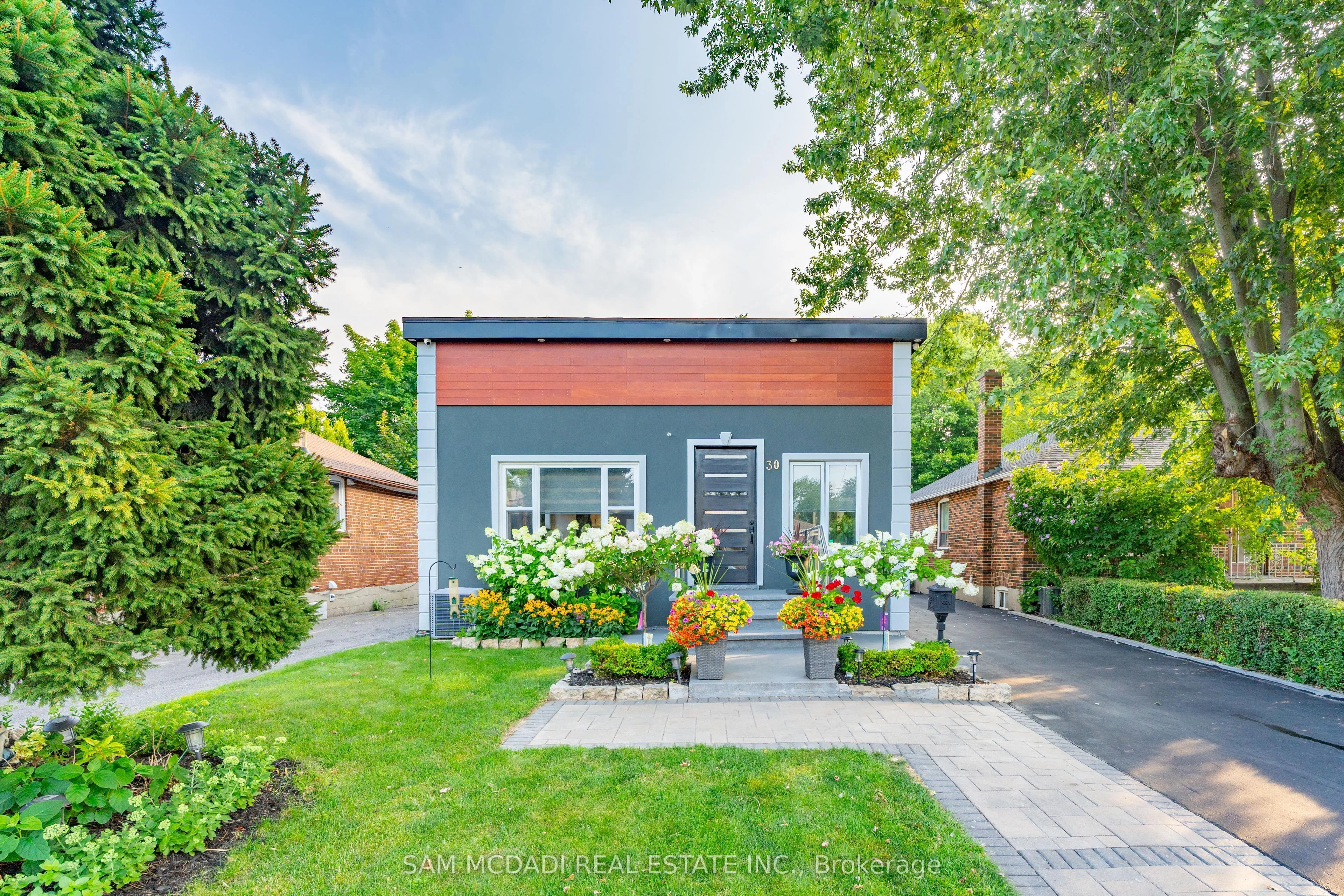 30 Maple Avenue N, Mississauga, ON L5H 2S1