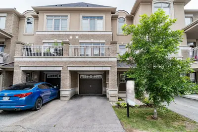 Att/Row/Townhouse in Oakville