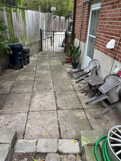 Att/Row/Townhouse in Toronto