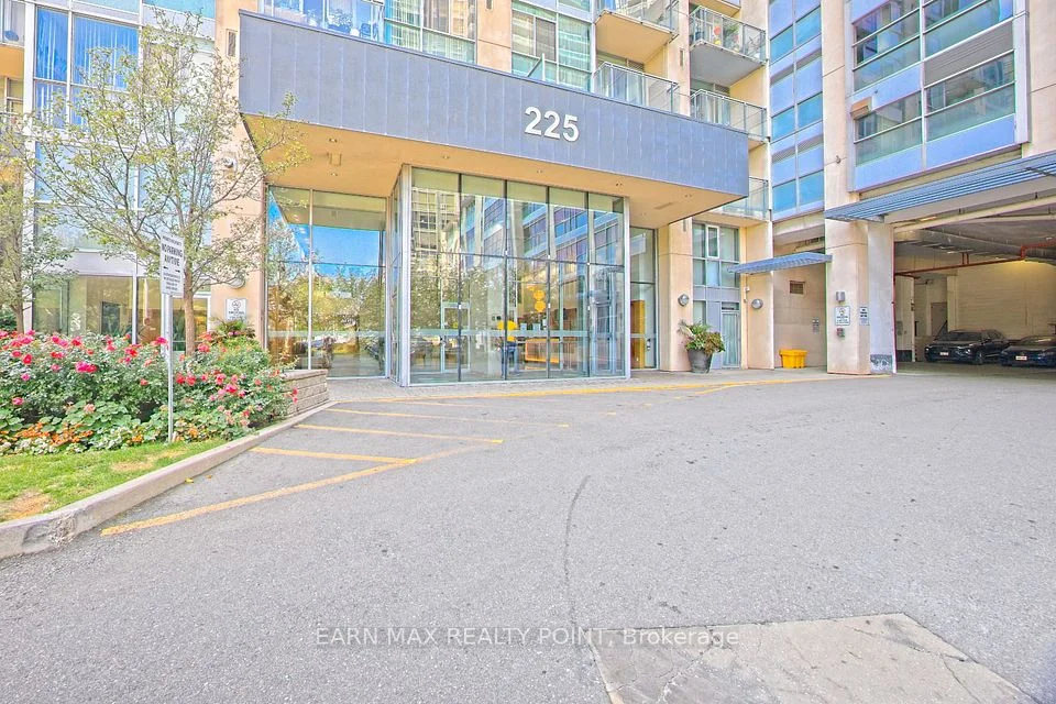 225 Webb Drive 2210, Mississauga, ON L5B 3Y5