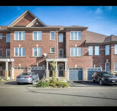 Att/Row/Townhouse in Brampton