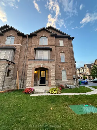Att/Row/Townhouse in Brampton
