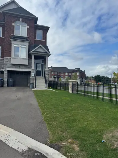 Att/Row/Townhouse in Brampton