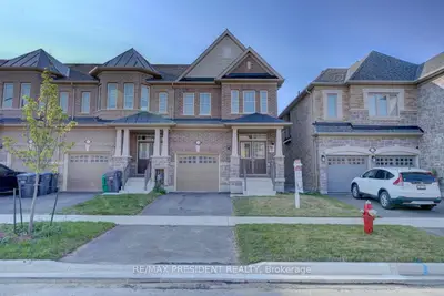 Att/Row/Townhouse in Brampton