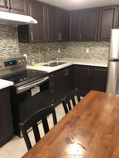 Att/Row/Townhouse in Toronto
