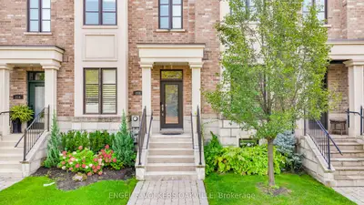 Att/Row/Townhouse in Oakville