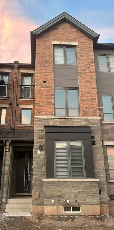 Att/Row/Townhouse in Oakville