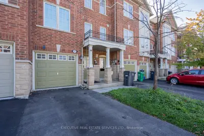 Att/Row/Townhouse in Brampton