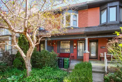 Att/Row/Townhouse in Toronto