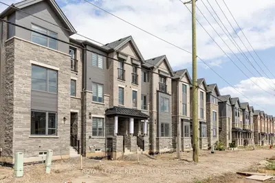 Att/Row/Townhouse in Oakville