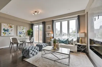 Att/Row/Townhouse in Oakville