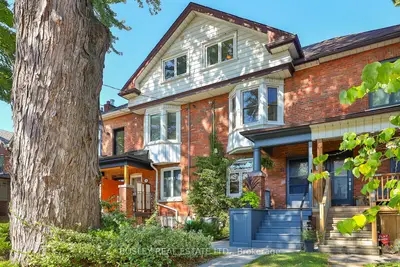 Att/Row/Townhouse in Toronto