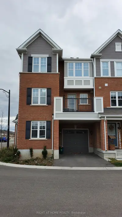 Att/Row/Townhouse in Milton