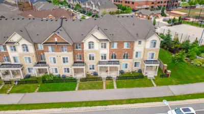 Att/Row/Townhouse in Oakville