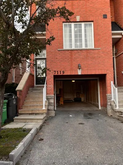 Att/Row/Townhouse in Mississauga