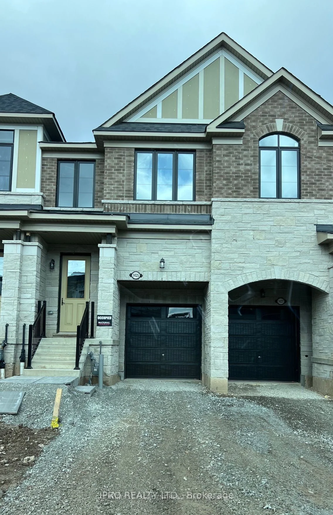 Att/Row/Townhouse in Burlington