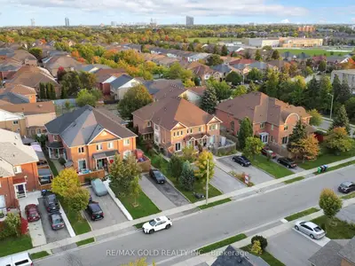 Att/Row/Townhouse in Brampton
