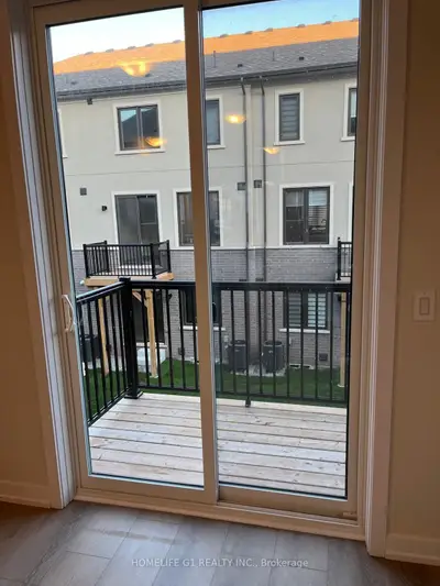 Att/Row/Townhouse in Oakville