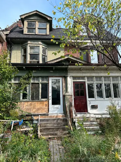 Att/Row/Townhouse in Toronto