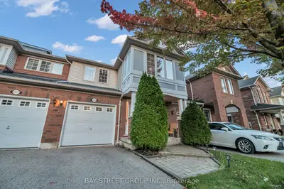 Att/Row/Townhouse in Oakville