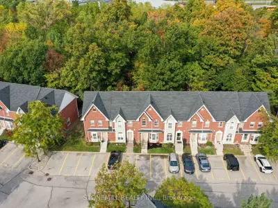 Condo Townhouse in Burlington